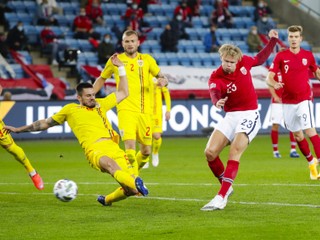 Erling Braut Haaland (Nórsko) strieľa gól v zápase Rumunsko - Nórsko v Lige národov. Bráni Andrei Burca (Rumunsko).
