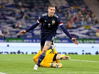 Lyndon Dykes prekonáva Dušana Kuciaka v zápase Ligy národov Škótsko - Slovensko.