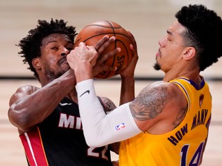 Jimmy Butler a Danny Green (vpravo) vo finálovej sérii NBA Miami Heat - Los Angeles Lakers.