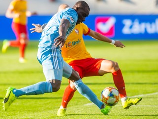 Mitch Apau v drese ŠK Slovan Bratislava.