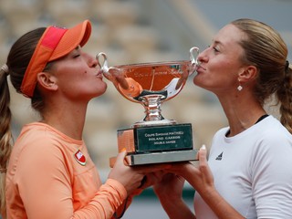 Tímea Babosová (vľavo) a Kristina Mladenovicová s trofejou za víťazstvo v Paríži.
