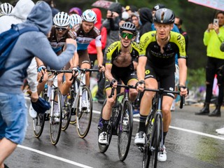 Cyklisti Mitchelton-Scott (v popredí) na Giro d'Italia 2020.