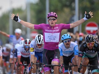 Arnaud Démare (v cyklámenovom drese) a Peter Sagan (vpravo) v cieli 11. etapy na Giro d'Italia 2020.