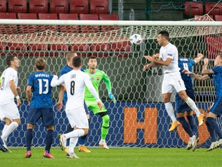 Eran Zahavi (vo výskoku) strieľa gól hlavou v zápase Ligy národov Slovensko - Izrael.