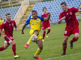 Druhú futbalovú ligu prerušili. V novembri rozhodnú, či až do jari