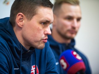 Tréner slovenskej hádzanárskej reprezentácie Peter Kukučka a slovenský hádzanár Martin Straňovský počas tlačovej konferencie.