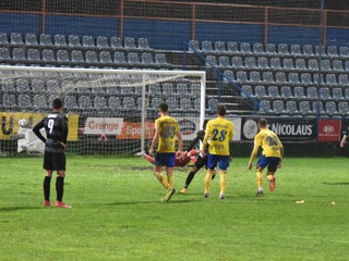 Rozhodujúci moment zápasu. Zsolt Kalmár (vpravo) strieľa z penalty víťazný gól DAC.