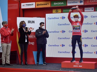 Primož Roglič v červenom drese pre lídra pretekov Vuelta 2020.