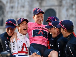 Tao Geoghegan Hart a tím Ineos Grenadiers slávi triumf na Giro d'Italia 2020.