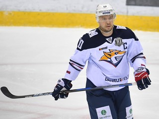 Kapitán Metallurgu Sergej Moziakin v zápase Kontinentálnej hokejovej ligy (KHL).