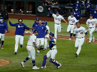 Radosť hráčov Los Angeles Dodgers z triumfu vo Svetovej sérii.