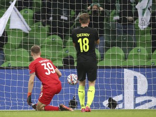 Brankár Krasnodaru Matvej Safonov inkasuje gól v zápase skupinovej fázy Ligy majstrov FK Krasnodar - FC Chelsea.