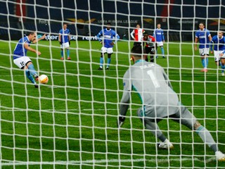 Michael Liendl strieľa z jedenástky druhý gól rakúskeho Wolfsberger AC v zápase Európskej ligy proti Feyenoordu.