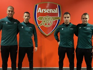 Slovenskí rozhodcovia na štadióne Arsenalu - sprava Peter Bednár, Filip Glova, František Ferenc a Michal Očenáš.