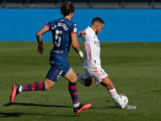 Eden Hazard (vpravo) tesne pred krásnym gólom do siete SD Huesca.