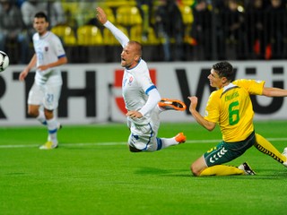 Martin Jakubko a Marius Žaliukas (vpravo) v zápase Litva - Slovensko v roku 2012.