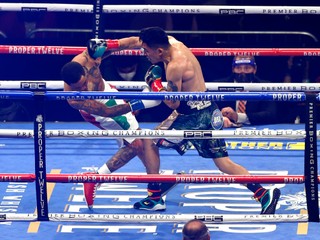 Gervonta Davis (vľavo) a Leo Santa Cruz.