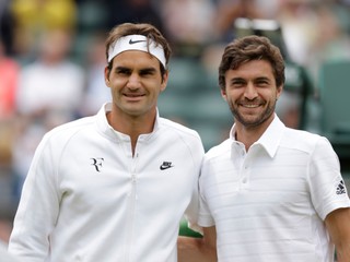 Roger Federer (vľavo) a Gilles Simon.