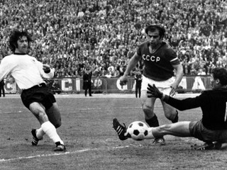 Gerd Müller strieľa v roku 1972 gól do siete Sovietskeho zväzu. 