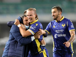 Antonín Barák (v strede) oslavuje gól v drese Hellas Verona.