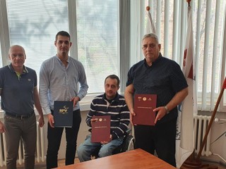 Memorandum o spolupráci podpísali sprava P. Kučera (Bez bariéry – Národná platforma proti bariéram o.z.), J. Riapoš (predseda SPV) a Filip Fabišík (Košice Crows).