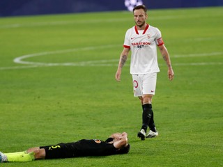 Magomed-Shapi Suleymanov (Krasnodar) leží na zemi po zápase Ligy majstrov, nad ním Ivan Rakitič (Sevilla).