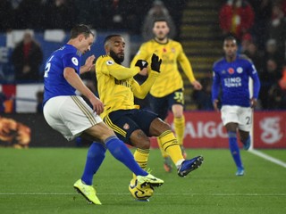 Hráč Leicesteru Jonny Evans (vľavo) v súboji s Alexandrom Lacazettom z Arsenalu.