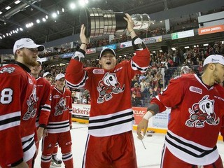 Pavel Jenyš (v strede) sa raduje po víťazstve v konferenčnom finále OHL s tímom Niagara Ice Dogs.