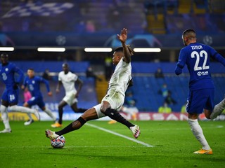 Dalbert (v strede) bol vylúčený pre kontroverzné pravidlo.