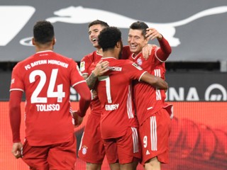 Poľský útočník Bayernu Mníchov Robert Lewandowski oslavuje gól do siete Dortmundu.