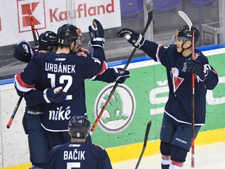 Hokejisti HC Slovan Bratislava sa radujú z gólu. 