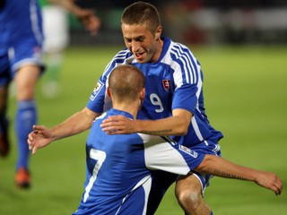 Stanislav Šesták objíma Vladimíra Weissa po jeho skvelej asistencii na gól v Severnom Írsku.