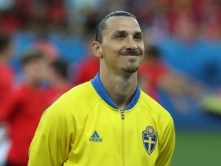 Zlatan Ibrahimovič sa usmieva pred zápasom EURO 2016 Švédsko - Belgicko, dosiaľ jeho posledným.