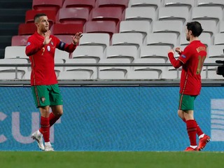 Cristiano Ronaldo (vľavo) a Bernardo Silva v drese Portugalska.