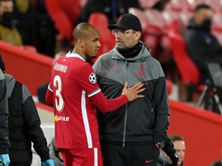 Fabinho (vľavo) a Jürgen Klopp počas striedania.