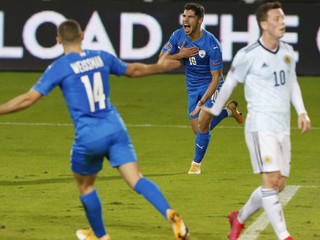 Manor Solomon oslavuje gól v zápase Izrael - Škótsko.