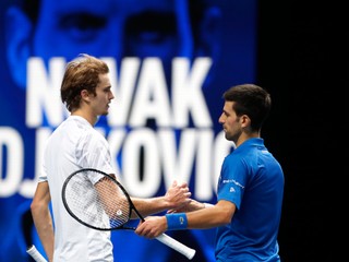 Srbský tenista Novak Djokovič (vpravo) zdolal na Turnaji majstrov Nemca Alexandra Zvereva. 
