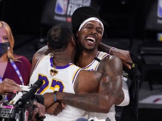 LeBron James a Dwight Howard v drese Los Angeles Lakers.
