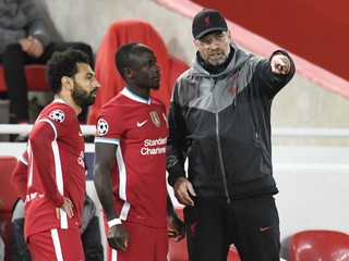 Mohamed Salah (vľavo), Sadio Mané a tréner Liverpool FC Jürgen Klopp.