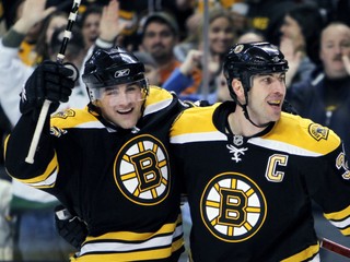 Johnny Boychuk (vľavo) a Zdeno Chára (vpravo) v drese Bostonu Bruins na fotografii z marca 2010.