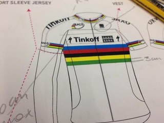 Takto vznikal ideový koncept dúhového dresu, ktorého majiteľom sa stal náš cyklista.