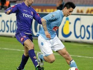 Marek Hamšík (vpravo) v zápase proti Fiorentine.