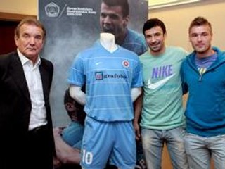 Zľava: Dušan Uhrín st. (tréner), Samuel Slovák (kapitán) a Branislav Obžera.