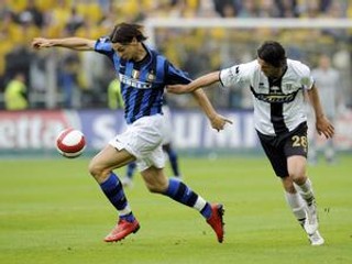 Zlatan Ibrahimovič (vľavo) v súboji s Massimom Pacim.