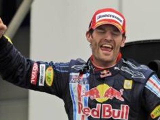 Austrálsky jazdec F1 zo stajne Red Bull Mark Webber oslavuje na pódiu víťazstvo Veľkej ceny Nemecka na nemeckom okruhu Nürburgring.