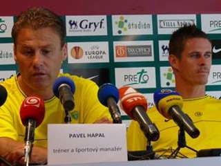 Pavel Hapal (vľavo) a Róbert Jež na predzápasovej tlačovej konferencii.