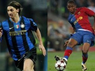 Samuel Eto'o (vpravo) a Zlatan Ibrahimovič menili dresy.