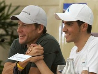 Lance Armstrong (vľavo) a Alberto Contador.