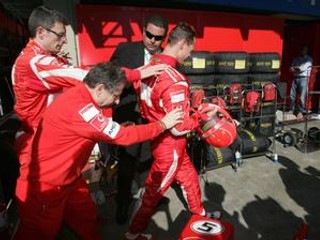 Nemecký jazdec Michael Schumacher (uprostred) sa vráti do kolotoča F 1 už na najbližšej veľkej cene.