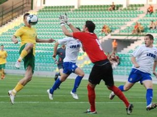 Brankár hostí Daniel Subašic (uprostred) zasahuje pred dobiehajúcim Róbertom Ježom.